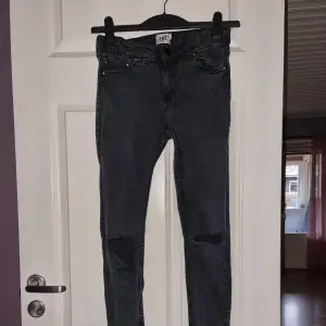 Svarta trasiga jeans från Lager 157. 