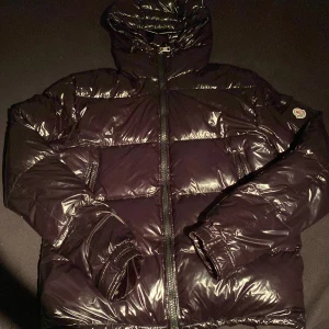 moncler jacka - Tjena, tänker nu sälja min feta monclear jacka som är i jätte bra skick inga skador eller något 💯den är i storlek M vilket motsvarar L. Vid fler frågor hör gärna av er, priset kan också diskuteras😁Självklart Äkta och med scann 👍🏽 