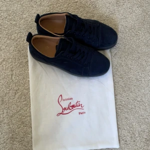 Lobbs marinblå nospikes - Säljer de då jag ska köpa nya skor, väldigt bekväma p kan passa dig som både har 42-44 i storlek! Kom dm för frågor eller affärer. 