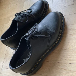 Dr. Martens, låga - Låga dr martens i veganskt läder! Köpta på plick men i super fint skick, säljer då de inte kommer till användning! Öljetterna är målade svarta (går bort med aceton) och skosnörena är utbytta 😊💕