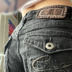Espirit jeans - Espirit jeans med as fräcka fickor, köpta här på Plick för 250💕 säljer pga att de inte kommer till användning. De är lite för stora för mig som är S så jag skulle säga att det passar M💕