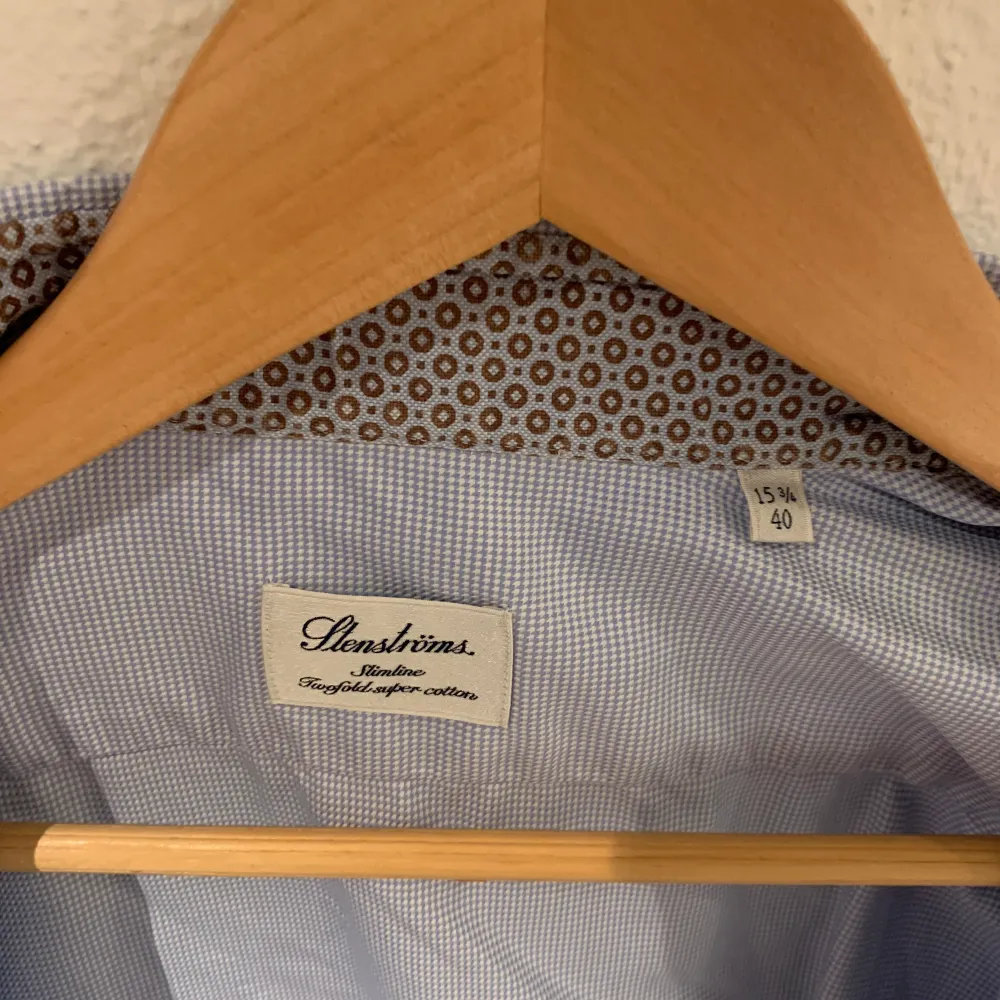 Stenstströms skjorta i storlek 15 3/4  Defekter förekommer vid krage därav det låga priset  Kan mötas upp i Stockholm . Skjortor.