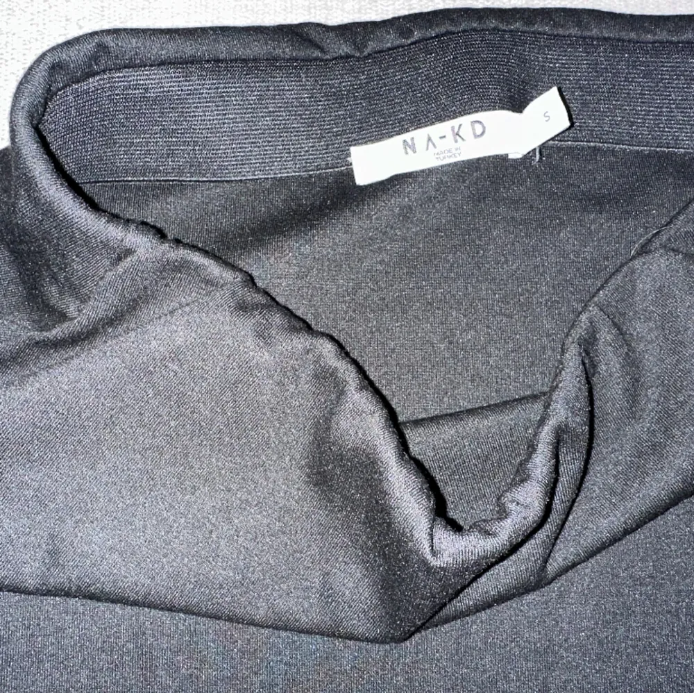 svart kjol med slits köpt från NA-KD storlek S fint skick . Kjolar.
