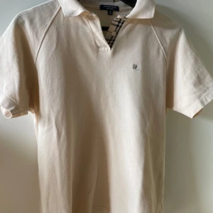 Burberry Pike  - Kortärmad Pike.  Bra skick 7/10.  Storlek M men passar på S, XS  Passar cirka 165cm. Ny pris: Cirka 5000kr Pris kan diskuteras 