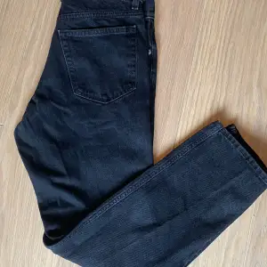 Pris kan snackas  Svarta jeans bra skick  28/30 Ny pris 600kr