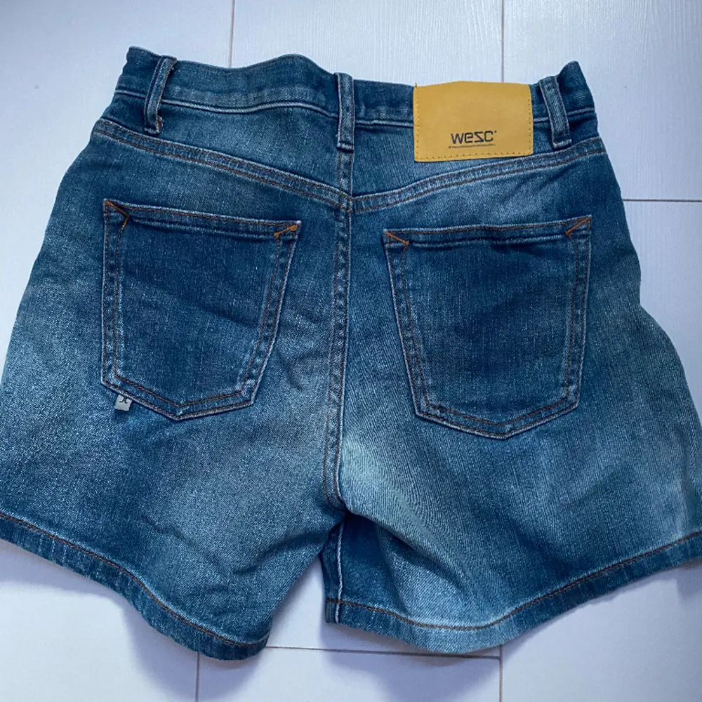 snygga jeans shorts ifrån jlindberg, aldrig använda i nyskick, stolek 34/36 ungfär, inga fläckar eller hål🤍säljer för 120kr+frakf, kom privat för mer info osv🤍🤍. Shorts.