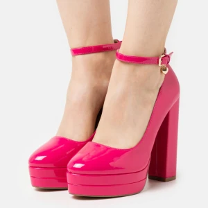 Röda/Rosa Klackar - Intressekoll på mina klackar som jag inte kan använda för jag är superlång redan😞 hoppas att de kan komma hem till någon som vill använda de❤️ har aldrig använt bara testat och har köpt för 600kr. Frakt ingår☺️