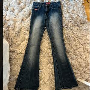 As snygga randiga Lågmidjade jeans. Midjemått 34 cm och innerbenslängd 79 cm. Passar xs/s
