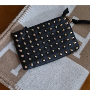 Balenciaga  - Balenciagaliknande clutch, Skitsnygg, går att sätta på lång kedja och ha crossbody. 