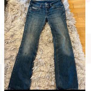 Så snygga Lågmidjade utsvängda jeans ifrån diesel💕midjemått 39 cm och innerbenslängd 83 cm