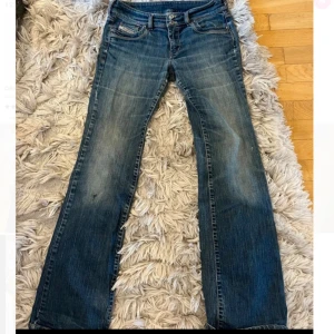 Lågmidjade jeans - Så snygga Lågmidjade utsvängda jeans ifrån diesel💕midjemått 39 cm och innerbenslängd 83 cm