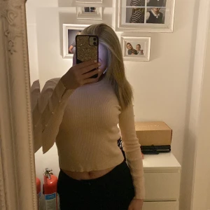 ljusrosa tröja zara - En jättefin ljusrosa tröja, ser nästan beige ut på bilderna men är åt det ljusrosa hållet💞 med vita pärlor längs med ärmarna☺️ jättebra skick!!