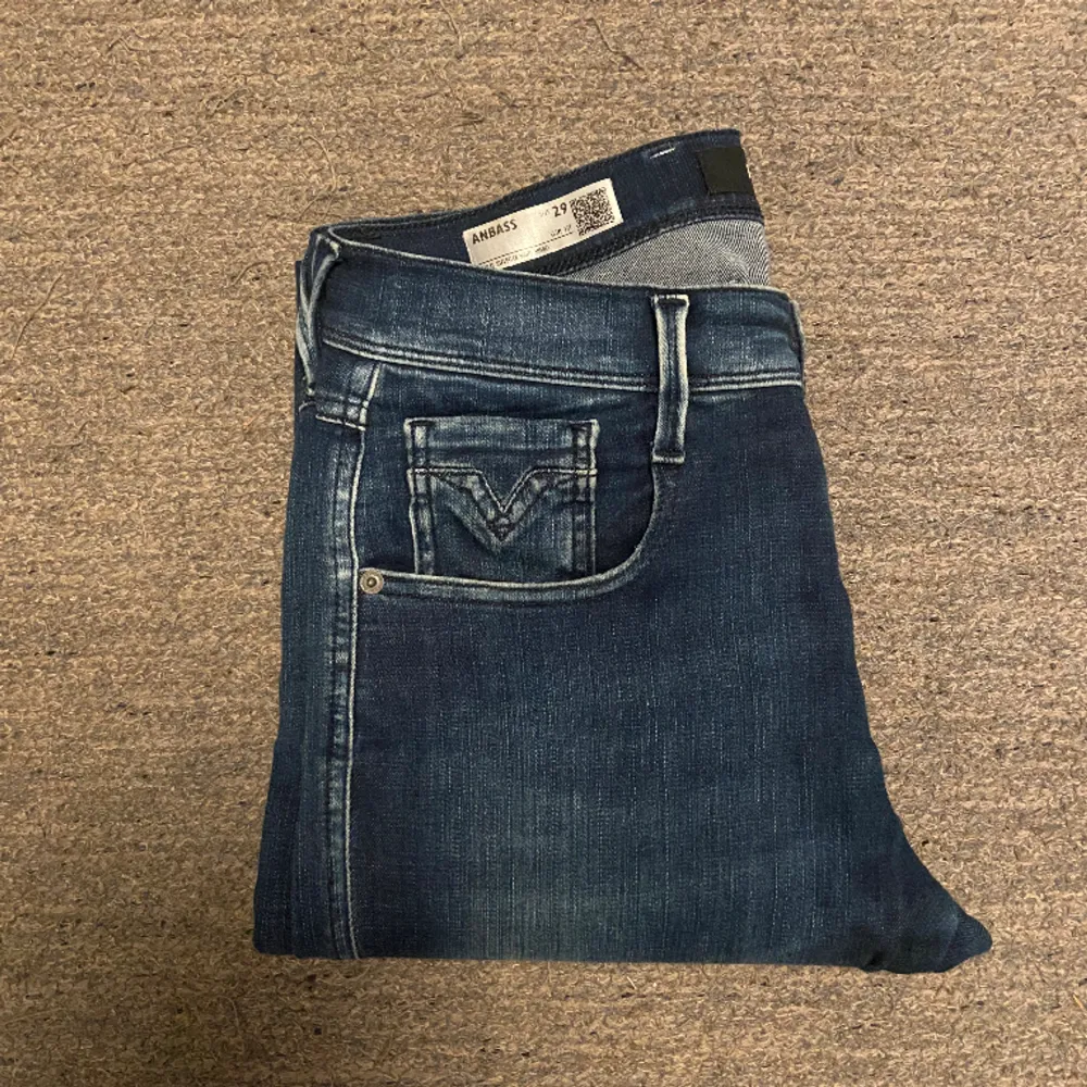 Tja! Säljer nu mina riktigt feta Replay jeans i modellen anbass till ett mycket bra pris! W29 L30 ~ pris:650kr ~ Hyperflex ~ Sparsamt använda ~ Vid fler frågor, bilder eller info hör av er!👖. Jeans & Byxor.