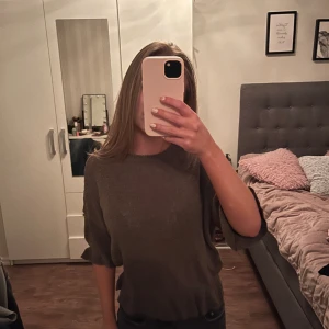 Tröja med volanger - Oliv grön tröja med volanger på ärmarna och vid midjan. Mycket bra skick. Stolek M men passar mig som har xs sitter bara lite lösare.