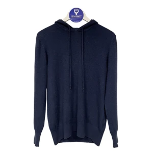 Soft goat- Hoodie - Hej🔹Kashmir hoodie ifrån det exklusiva märket Soft Goat. Skick: 8/10 (lagningar). Tveka inte på att kontakta oss i chatten vid frågor, fler bilder eller köp✅