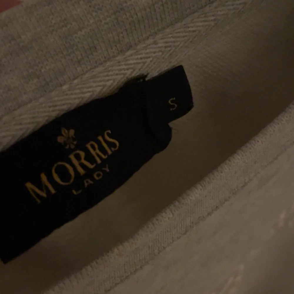 Sweatshirt från Morris, super fin grå färg i storlek S, passar även om du har en M i storlek . Tröjor & Koftor.