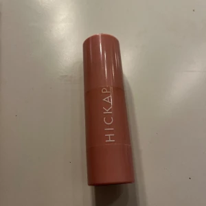 Hickup bronzer stick  - Hickup bronzer/contor stick i färgen hit chockats som är testad 4 och är super krämig men fel färg för mig.
