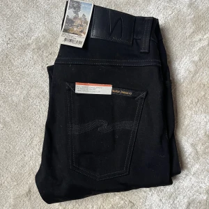 Nudie Jeans - Säljer ett par helt oanvända Nudie Jeans. Storleken är W28 och L32 i Grim Tim. Pris kan diskuteras vid snabb affär😁Kontakta gärna vid frågor👍🏼