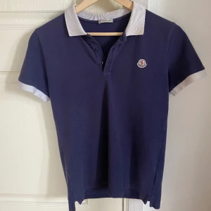 Moncler piké  - Säljer nu ett riktigt snygg moncler piké för ett galet bra pris! Storleken är 164, men sitter som S eller en lite större XS. Hör av er vid funderingar!