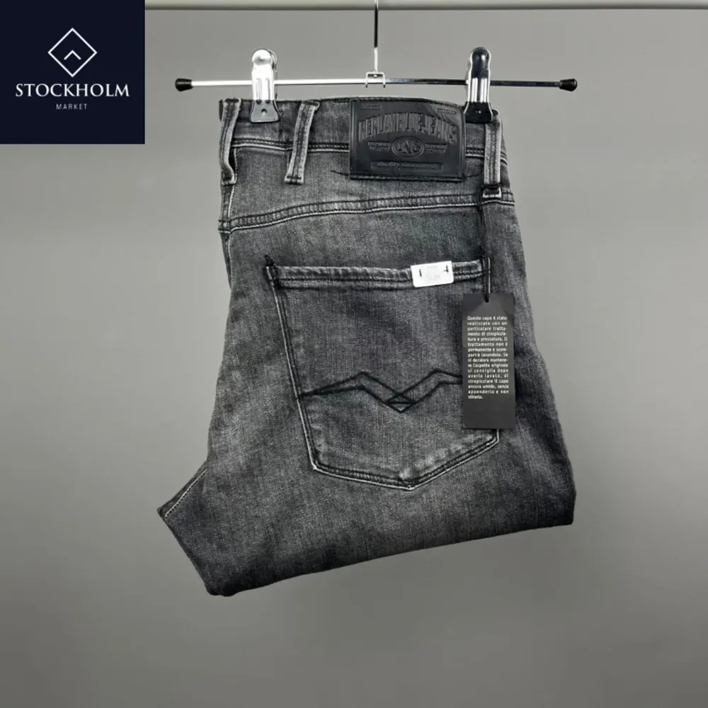 Vi säljer nu dessa riktigt snygga jeansen i märket Replay, modellnamnet är Anbass! Jeansen är sprillans nya med alla lappar kvar. Modellen på bilden är 187cm, skriv vid frågor och funderingar 🙌. Jeans & Byxor.