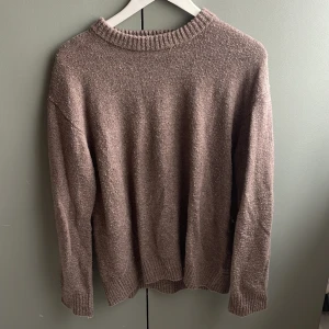 Brun stickad tröja  - Stickad tröja från herravdelingen, ger en oversized look! Använd fåtal gånger 
