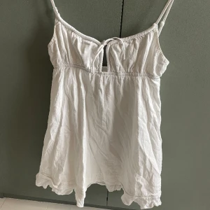 Vit klänning - Supergullig klänning, använd 1 gång på min student ☺️köpt från Australienskt märke, storlek 42 men passade mig som var M 