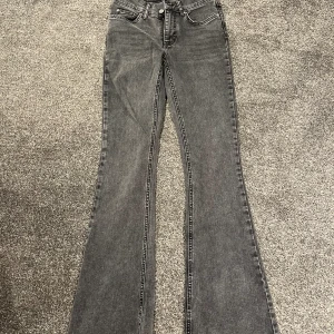 Grå jeans  - Säljer mina helt nya jeans från ginatricot. Har aldrig kommit till användning 