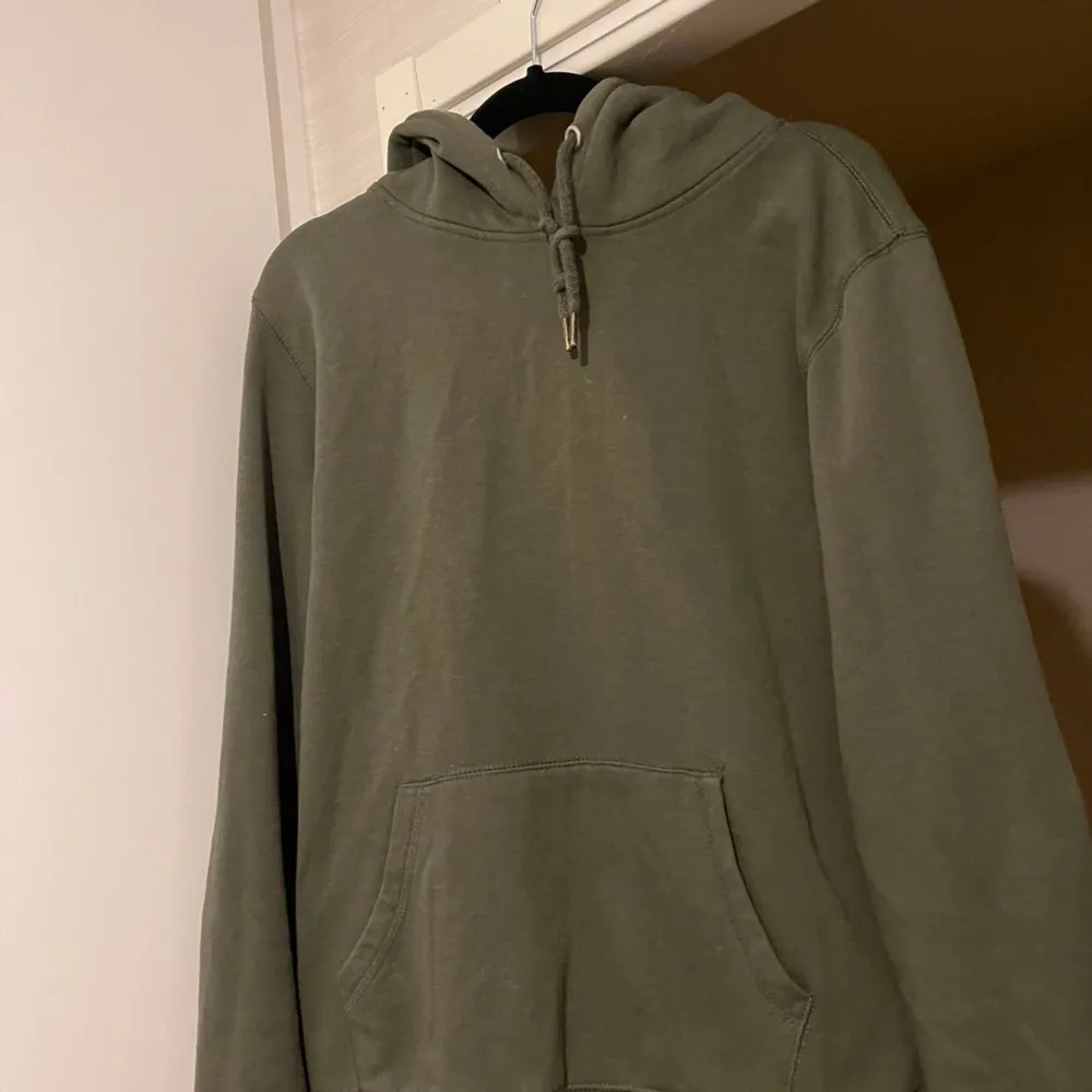 En fin mörk grön hoodie inga problem alls . Hoodies.