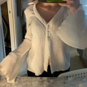 Blus - Jätte söt blus med utsvängda ärmar🤍 Nytt skick även inga defekter, använt endast några gånger. 