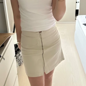 Beige kjol - Jättefin beige kjol i bra skick 