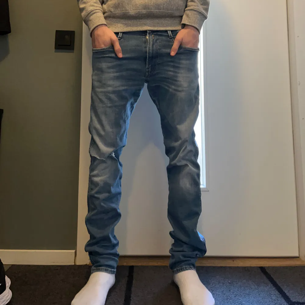 Tja, säljer nu dessa riktigt feta och sköna jeans från replay. Modell: Anbass hyperflex.  Skick 8/10. Jeansen är i Slim fit, storlek 32/34 och jag är 180cm lång. Hålet på (bild 3) är ingen defekt utan design. Tveka inte med att ställa frågor!🤩. Jeans & Byxor.