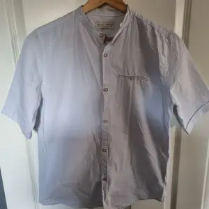 Fet och skön kortärmad skjorta inför sommaren. Skjortan är i fint skick men en av knapparna har bytts ut. 