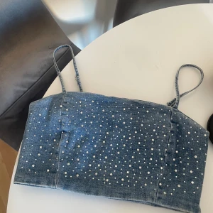 Jeanstopp - Jeanstopp med ”diamanter” på, oanvänd i storlek M