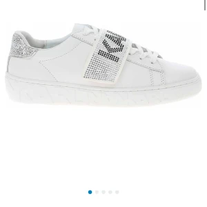 Karl lagerfeld skor - Köpta för ca 1 år sedan, sälj enbart på att jag fått ett par andra väldigt liknande därför används dessa ej. Nypris är 3600kr och svåra att få tag på, kom priv för egna bilder💗