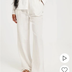 Linne byxor + shorta  - Vitt linne set (byxor och skjorta) köpta från Nelly i storlek 36 i skjortan och 38 i byxorna. Fint skick. Säljer som ett set.