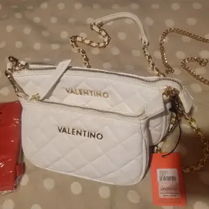 Storlek 22×13 cm Ny handväska av märket Valentino. Den går att använda som två väskor eller sätta ihop til en väska. Det finns ett kortare handtag till också.  