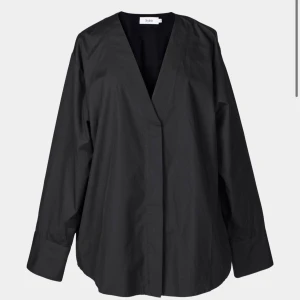 Blus från Stylein  - Jättefint skick, inga anmärkningar! Använd två gånger men förtjänar ngn som använder blusen mer!