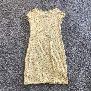 En fin klänning från Lindex storlek 158/164 har används ett par gånger 