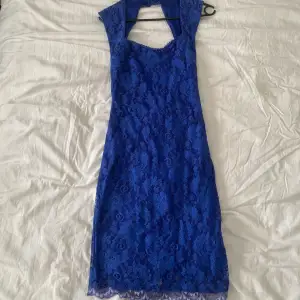 Fin blå klänning med öppet rygg. Storlek 38/M. Priset går att justera :)