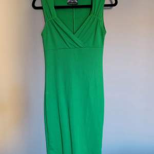 En klänning i en härlig grön färg från märket Speedy Mike, storlek Small. Använd enbart två gånger.