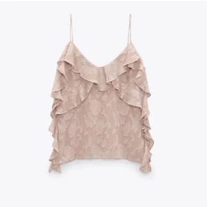 Rosa Volangtopp Zara - Säljer denna oandvända Zara volang topp💗🙏Orginal priset är 379 kr🥰 Säljer på grund att den var lite stor på mig💗