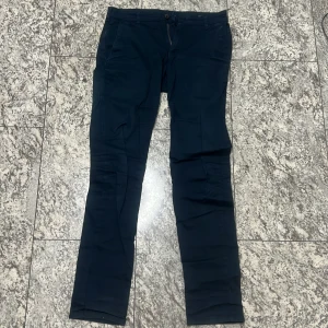 Lc walk basic kostymbyxor  - Marinblåa kostymbyxor köpt för 300 inga skador fint skick