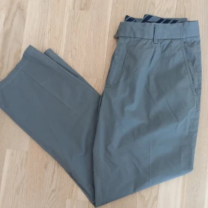 Gråa kostymbyxor - Snygga gråa kostymbyxor från h&m🌟 Storlek 52. Passar till allt! Men tyvärr urvuxna  Se gärna mina andra, liknande annonser☺