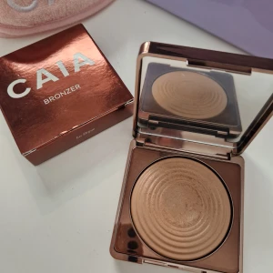 Caia Bronzer - Caias bronzer La Digue. Säljer då den va fel färg för mej. Endast testad, se bild.
