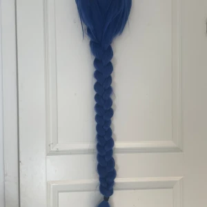Blå peruk  - Lång blå peruk i jätte fin skick! aldrig använd! Den är jätte bra för  utklädnad eller cosplay. Den går ungefär lite längre ner än rumpan. 