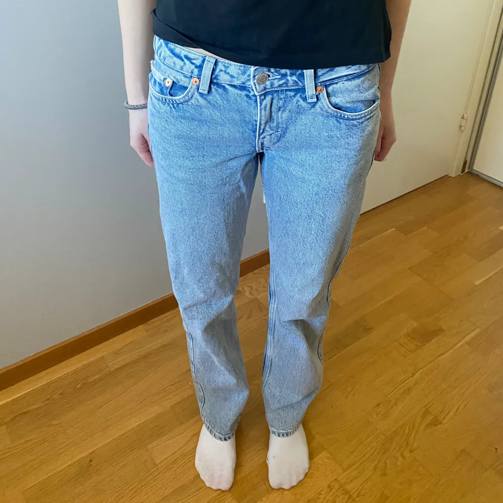 Blåa jeans med låg midja. Jeans & Byxor.