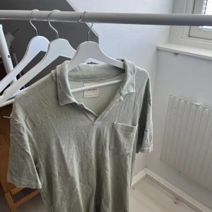 Terry polo - Terry polo (frotté) från a days march i väldigt bra skick. Storlek M. Nypris 700:- Mitt pris 350:-