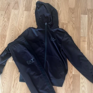 Armani tracksuit - Hej säljer nu en EA7 tracksuit då den är för liten för mig. Den har använts ett par gånger men är fortfarande i bra skick. Scan koden finns fortfarande kvar på den.tar emot pris erbjudanden