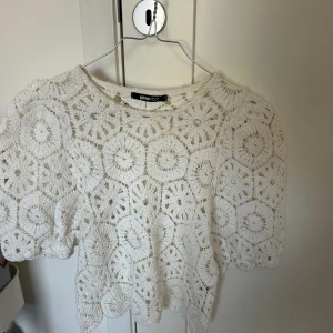Vit blus - Vit blus från Gina tricot! Passa jätte bra nu i sommar!💕