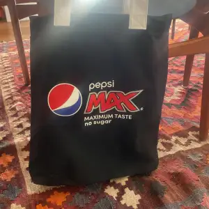 En ganska stor pepsi Max väska som jag fick på en tävling nån gång. Är inte använt och jag kommer någ inte använda den.
